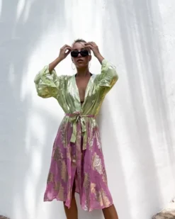 Boho Kimono Tranquil -Strandbikini Geschaft Kimono Cardigan Festival Outfit Boho Kleidung Damen Batik Farbverlauf goldene Details handgemacht Indien JustStyle hellgruen rosa pink gold Tranquil 3