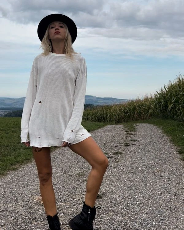 Langer Cut-Out Pullover Paulina 1 Langer Cut-Out Pullover Paulina