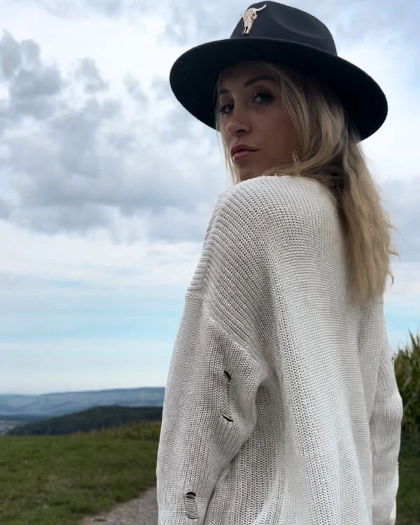 Langer Cut-Out Pullover Paulina 9 Langer Cut-Out Pullover Paulina – Bild 9