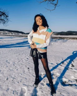 Strick Pullunder Lucy -Strandbikini Geschaft Pullunder Spencer Pullover Sleevless Veste V Ausschnitt Streifen Farbig Bunt Lucy Jasmine 5 ae61ba4b 9d78 420b ba92 9646db20b491 923132