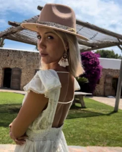 Boho Kleid Divine Grace 5 Boho Kleid Divine Grace -Strandbikini Geschaft Sommerkleid Damen Midi Kleid Bohochic Ruffle Perlen Stickerrei luftigen Hippiechic Baumwolle Hochwertig Divine Grace Creme Beige Cindy Boccia Ibiza 3